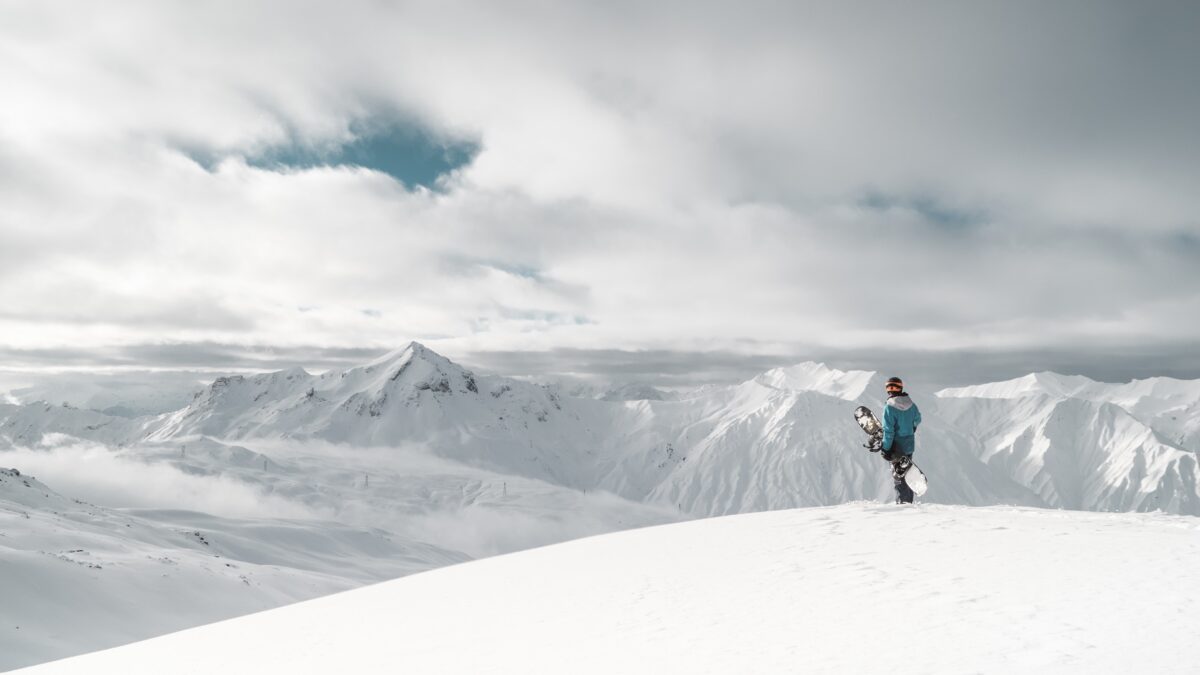 Un snowboardeur en vacances d'hiver dans les Pyrénées